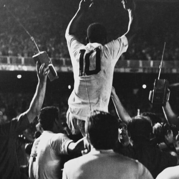 Pelé marcou seu milésimo gol da carreira em um jogo do Santos contra o Vasco da Gama no Estádio do Maracanã, em 19 de novembro de 1969.