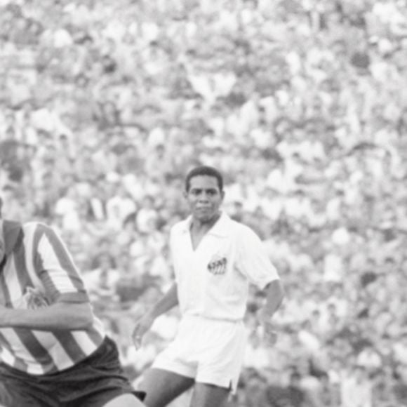 Pelé em jogo com a camisa 10: seu talento trouxe notoriedade e peso ao número 10