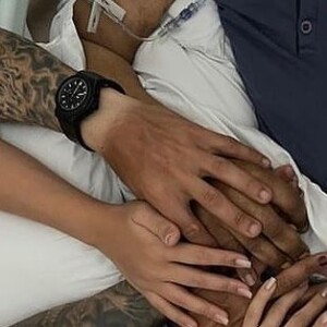 Morte de Pelé: Xuxa repostou foto dos filhos do jogador de mãos dadas ao pai no hospital