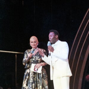 Pelé namorou Xuxa por 6 anos. Na foto, o rei do futebol dá entrevista para Hebe Camargo em 1987