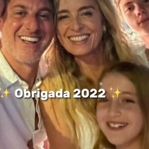 Angélica exibe fotos com o marido, Luciano Huck, e os filhos desde a virada do ano para 2022