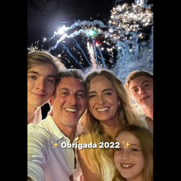 Angélica exibe fotos com o marido, Luciano Huck, e os filhos desde a virada do ano para 2022