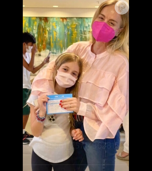 Angélica em foto com a filha, Eva, no dia da vacina contra a Covid-19