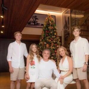 Angélica e Luciano Huck na foto tradicional de Natal com os filhos e os pets