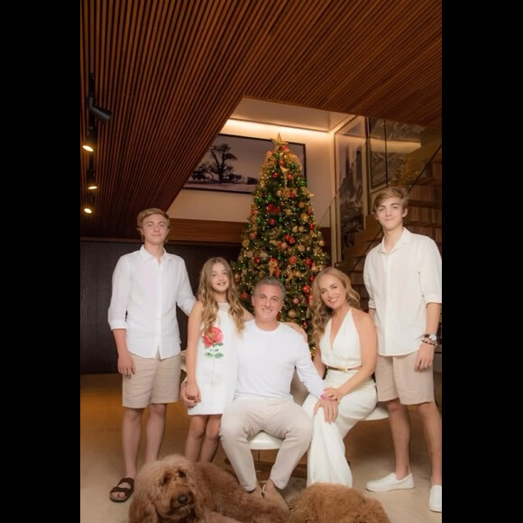 Angélica e Luciano Huck na foto tradicional de Natal com os filhos e os pets