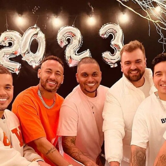 Neymar posou com amigos durante o Réveillon e não mostrou fotos com Bruna Biancardi