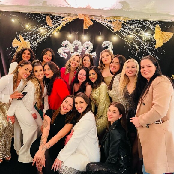 Bruna Biancardi posa com amigas em festa de Réveillon: influenciadora posa com Carol Dantas, mãe do filho de Neymar e mulheres de amigos do jogador