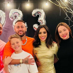 Neymar e Bruna Biancardi passam Réveillon juntos com filho e amigos do jogador em Paris. Fotos!