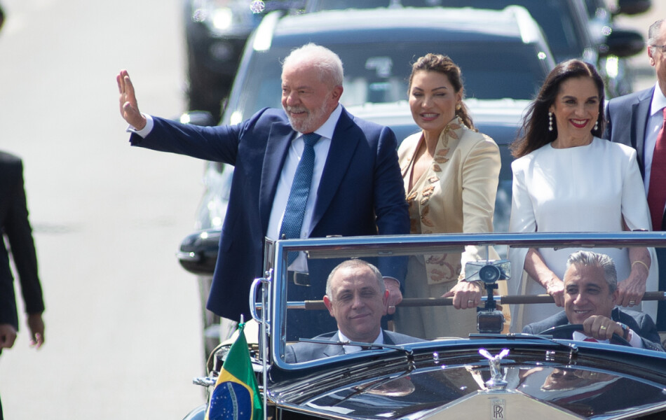 Mulher de Lula, Janja usa terninho dourado de seda na posse do presidente. Fotos do look! - Purepeople