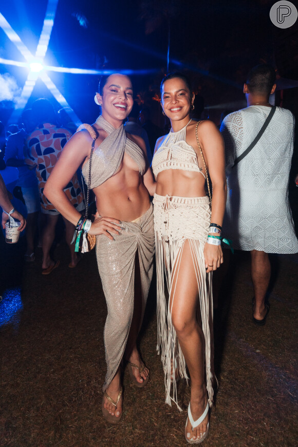 Conjuntinhos de cintura baixa e de crochê forma usados pelas gêmeas Emily e Mayla Araújo