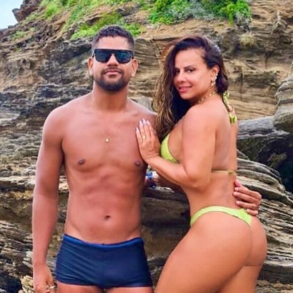 Viviane Araujo relembra corpo antigo em foto