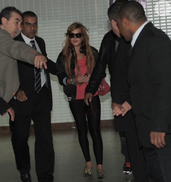 Lindsay Lohan voltou para a área de desembarque quando viu a quantidade de fãs e fotógrafos