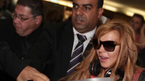 Lindsay Lohan gera caos em aeroporto de São Paulo. 'Tão lindo!', diz no Twitter