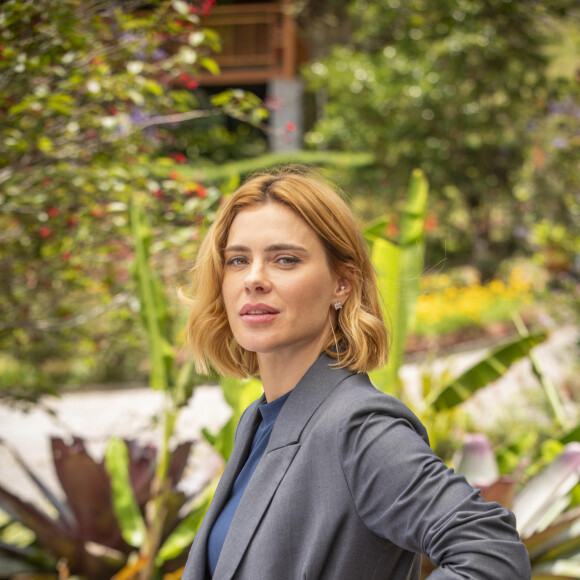 Lumiar (Carolina Dieckmann) é mulher de Benjamin (Samuel de Assis), advogado como ele, a professora filha de Dora (Claudia Ohana) e Fábio (Zé Carlos Machado) tem personalidade controladora e metódica. Embora seu nome batize um local voltado para a paz, não se identifica com nada dali, na novela 'Vai na Fé'