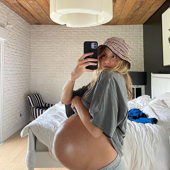 Isabella Scherer ficou com uma barriga gigante na gravidez dos filhos gêmeos