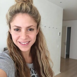 Shakira canta: 'Tem o nome de uma boa pessoa / CLARAmente não é o que parece'