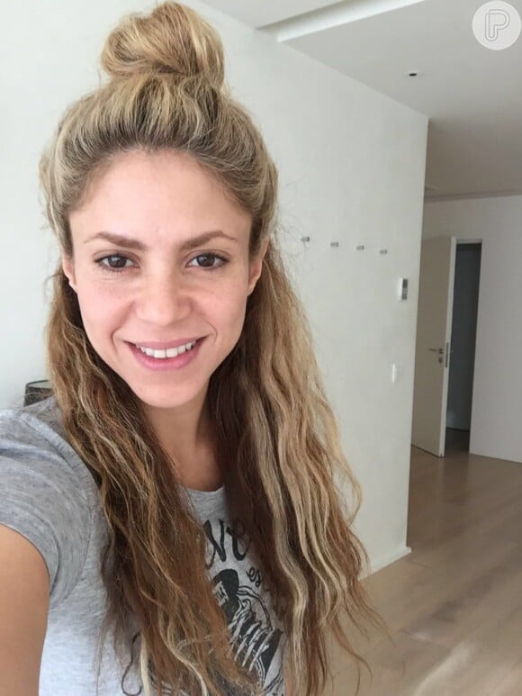 Shakira canta: 'Tem o nome de uma boa pessoa / CLARAmente não é o que parece'