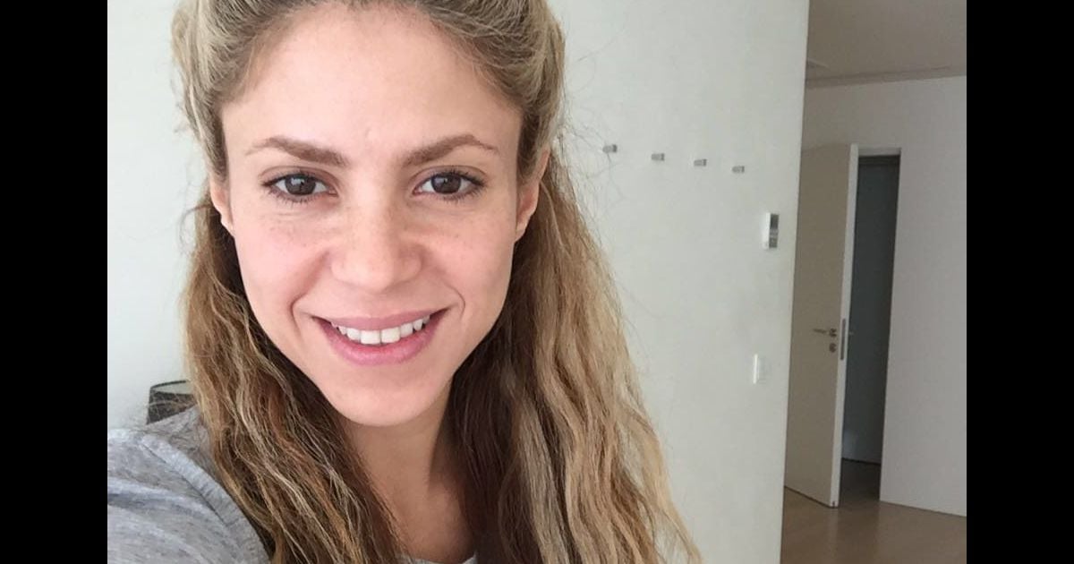 Shakira canta: 'Tem o nome de uma boa pessoa / CLARAmente não é o que