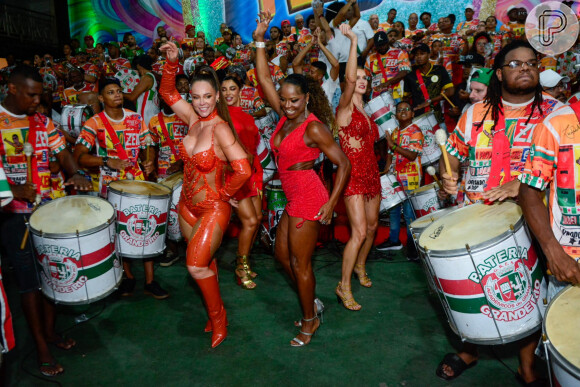 Paolla Oliveira, Adriana Bombom, Renata Kuerten e Gabriela Versiani se encontraram em ensaio de carnaval