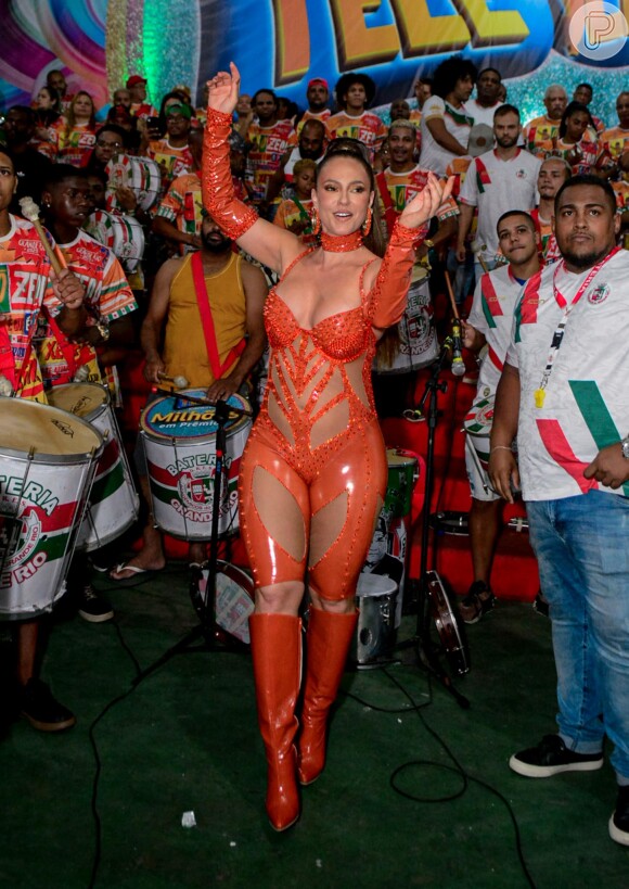 Paolla Oliveira escolheu um look com recorte estratégico para ensaio de carnaval