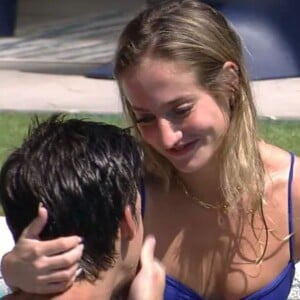 BBB 23: Bruna Griphao e Gabriel trocam carinhos na piscina