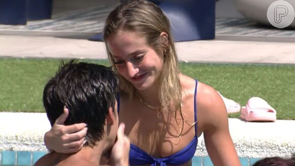 BBB 23: Bruna Griphao e Gabriel trocam carinhos na piscina