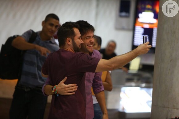 Nasser posa com fã em aeroporto do Rio