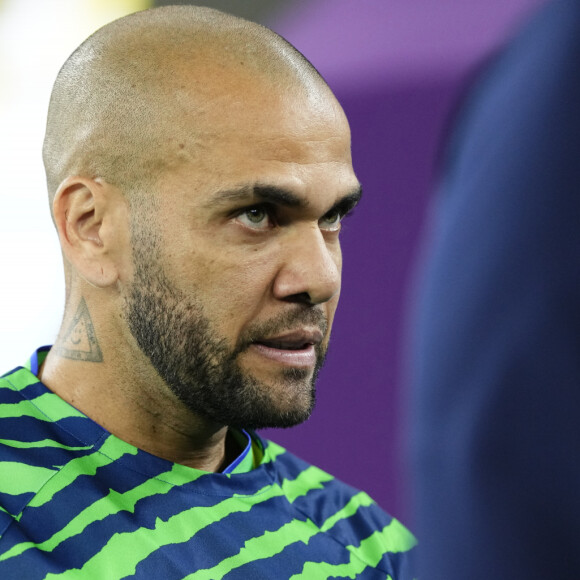 Acusado de assédio sexual e agressão, Daniel Alves teve prisão decretada pela Justiça da Espanha