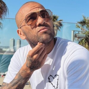 Daniel Alves está com prisão decretada na Espanha e não pode pagar fiança