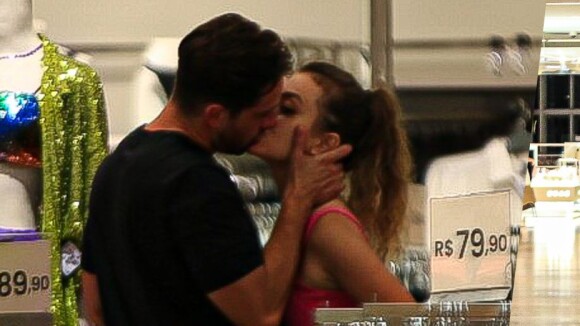 Juntos! Rafael Cardoso e modelo Vivian Linhares são vistos aos beijos após separação de ator e Mari Bridi