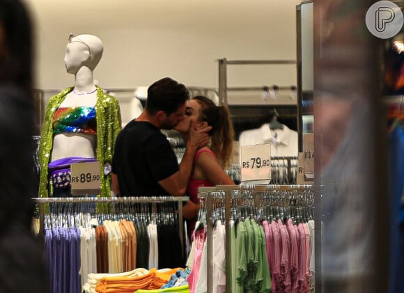 Rafael Cardoso beijou a modelo Vivian Linhares durante passeio em shopping do Rio de Janeiro