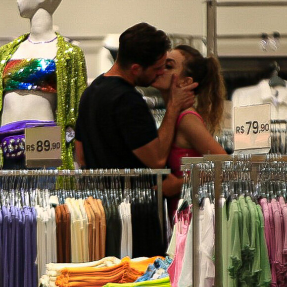 Rafael Cardoso beijou a modelo Vivian Linhares durante passeio em shopping do Rio de Janeiro