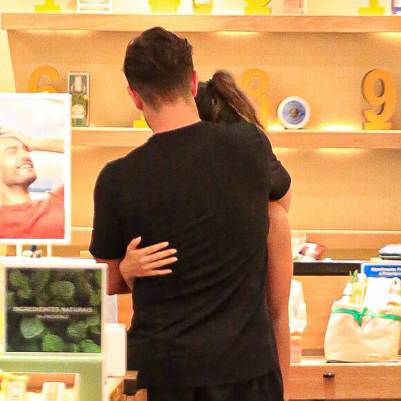 Rafael Cardoso e a modelo Vivian Linhares tiraram o final do dia para fazerem compras em shopping do Rio