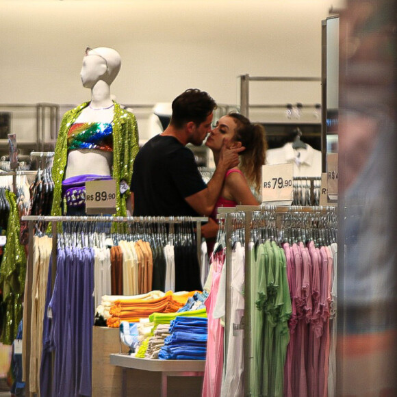 Rafael Cardoso e Vivian Linhares se beijaram em shopping do Rio de Janeiro na Barra da Tijuca, Zona Oeste da cidade