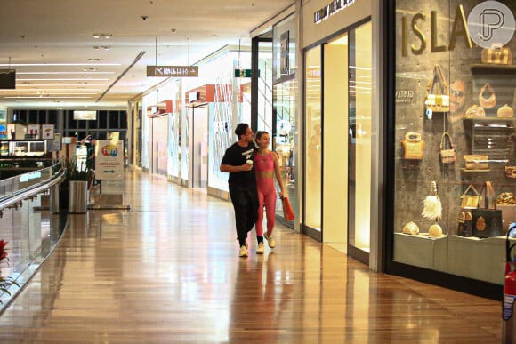 Rafael Cardoso e Vivian Linhares circularam de mãos dadas por shopping do Rio