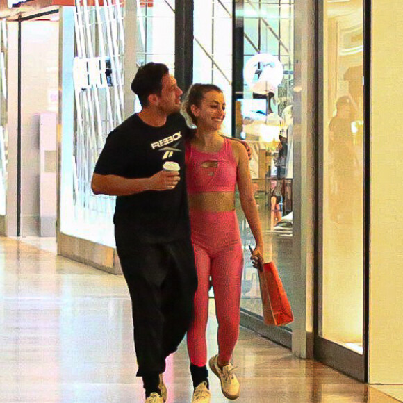 Rafael Cardoso e Vivian Linhares circularam de mãos dadas por shopping do Rio