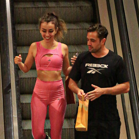 Rafael Cardoso e Vivian Linhares foram fotografados em shopping do Rio