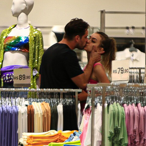 Beijo de Rafael Cardoso e Vivian Linhares foi flagrado por fotógrafo em shopping do Rio de Janeiro