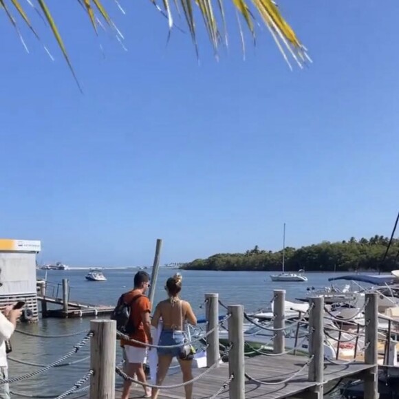 Deolane Bezerra e Arthur Aguiar aparecem caminhando juntos em um vídeo publicado por Carlinhos Maia