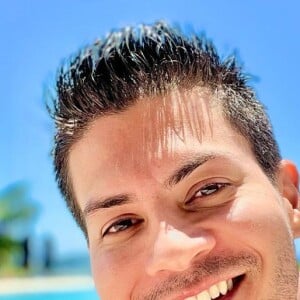 Arthur Aguiar se pronunciou e, sem citar nomes, garantiu que está desacompanhado em viagem para Maceió