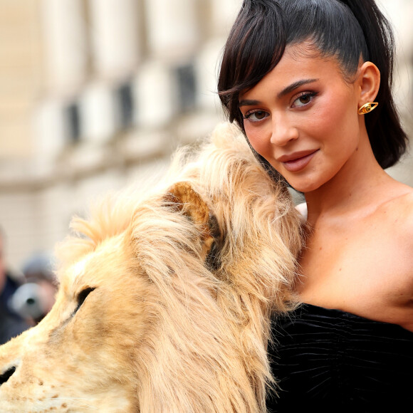 Kylie Jenner participou de desfile da Schiaparelli com vestido que dividiu opiniões