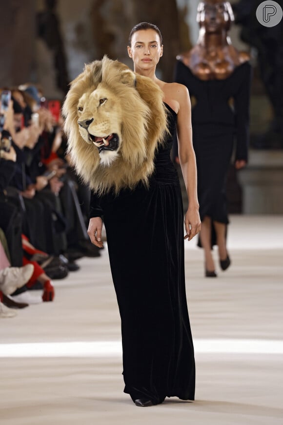 O vestido usado por Kylie Jenner foi desfilado na Alta Costura de Schiaparelli em 2023
