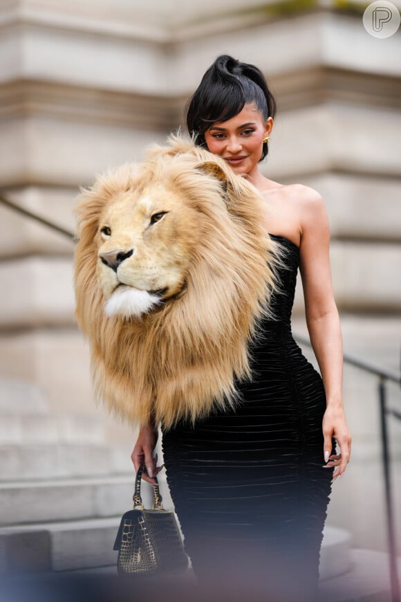 Vestido usado por Kylie Jenner tinha cabeça fake de animal, mas foi alvo de críticas por simbologia associada à caça