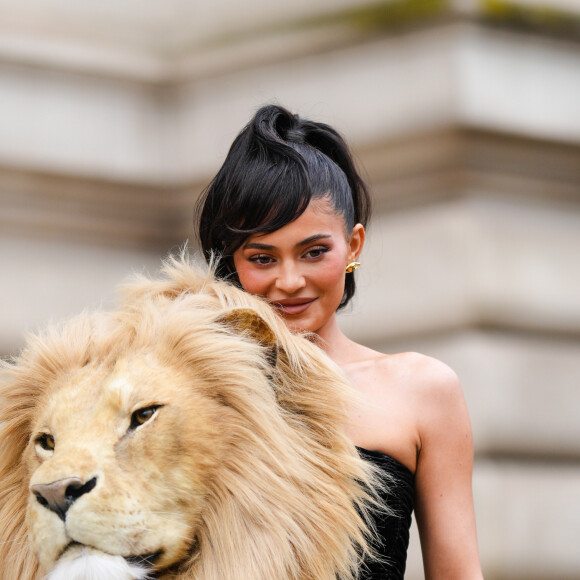 Vestido usado por Kylie Jenner tinha cabeça fake de animal, mas foi alvo de críticas por simbologia associada à caça