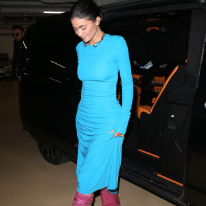 A gargantilha usada por Kylie Jenner dividiu opiniões na web: peça foi lançada na coleção Primavera Verão 2022 da Givenchy 