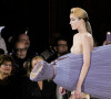 Modelo surge 'carregando' vestido de festa no desfile da Viktor & Rolf