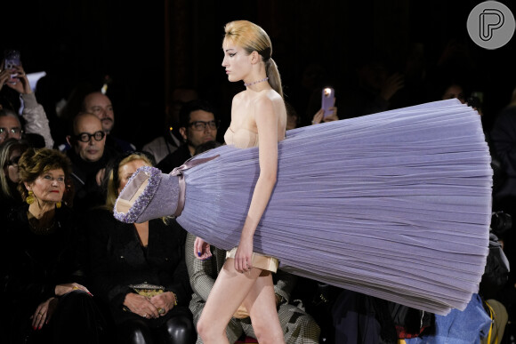 Modelo surge 'carregando' vestido de festa no desfile da Viktor & Rolf