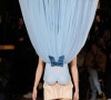 Vestido de cabeça para baixo rouba a cena na Semana de Moda de Alta Costura de Paris