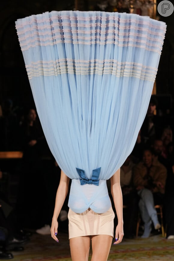 Vestido de cabeça para baixo rouba a cena na Semana de Moda de Alta Costura de Paris