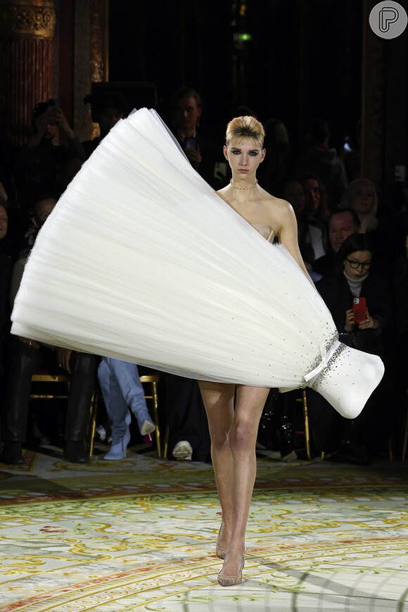Vestido é usado 'torto' por modelo da Viktor & Rolf